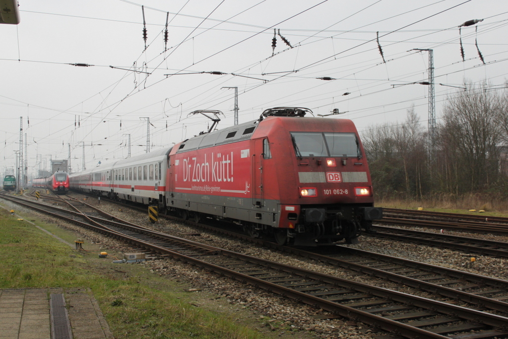101 062-8  D'r Zoch k�tt! mit IC 2182 von Hannover Hbf nach Stralsund Hbf bei der Einfahrt im Rostocker Hbf.02.01.2016