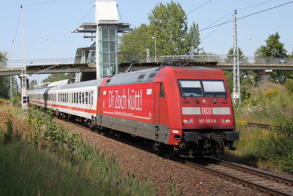 101 062-8 mit IC2239(Warnem�nde-Leipzig)bei der Durchfahrt im Haltepunkt Rostock-Marienehe.22.08.2015