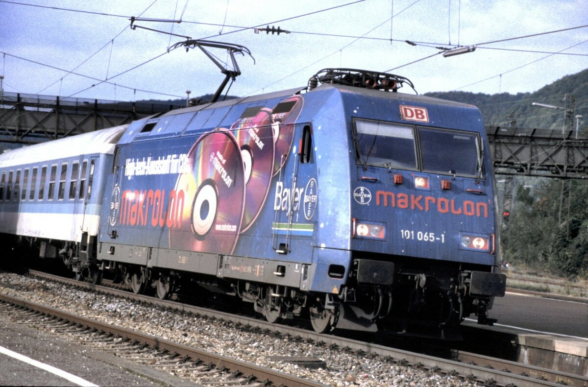 101 065-1mit Werbung Macrolon in Geislingen Steige am 04.10.2001.