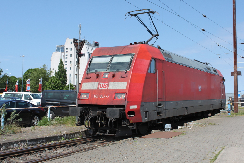 101 067-7 stand am Mittag des 28.05.2016 in Warnem�nde rum.