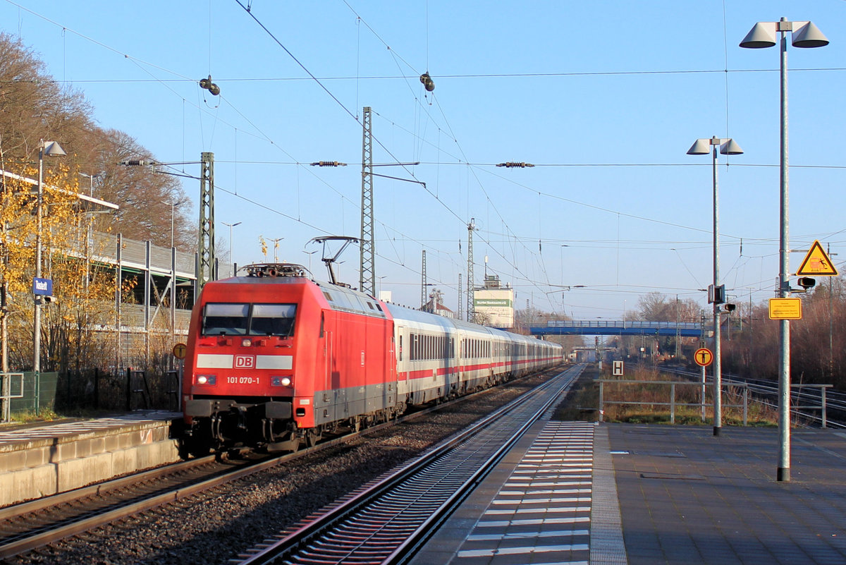 101 070-1 kommt aus Hamburg angerauscht. Tostedt, 19.12.2020