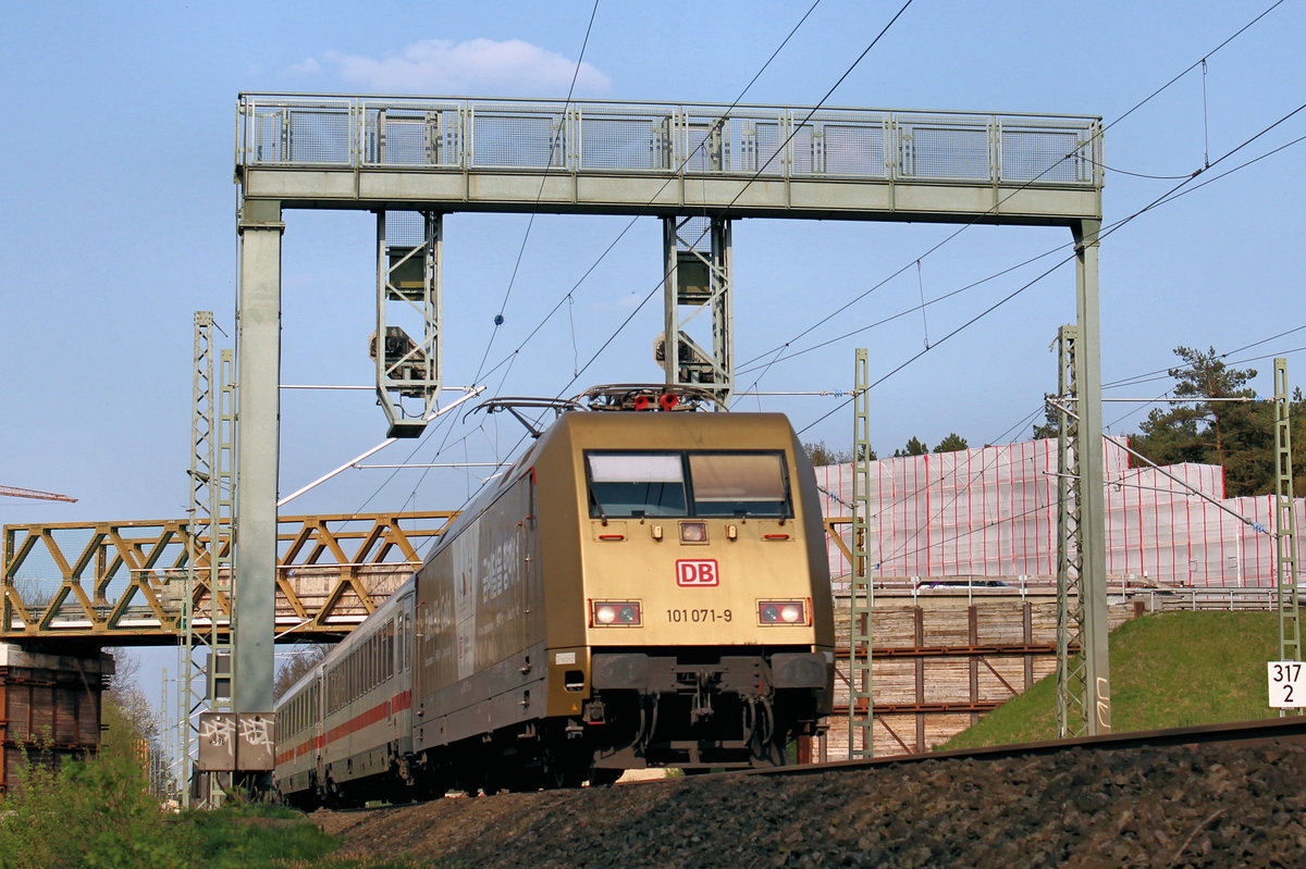 101 071-9 am 20.04.2018 in Sprötze. Im Hintergrund zu sehen: Behelfsbrücke und Brückenneubau Bundesstraße 3.