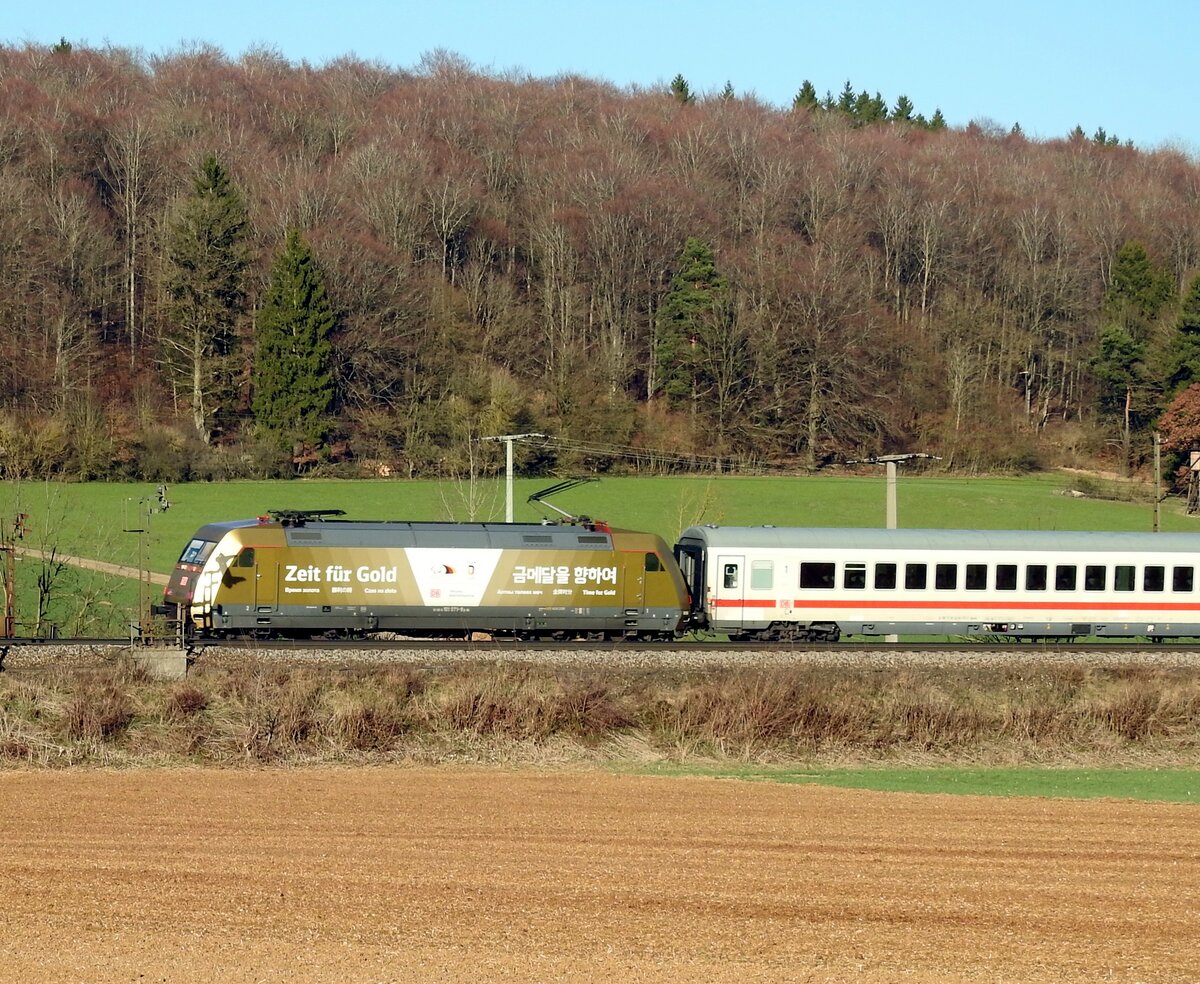 101 071-9 mit Werbung  Zeit für Gold  mit IC bei Amstetten am 07.04.2018.