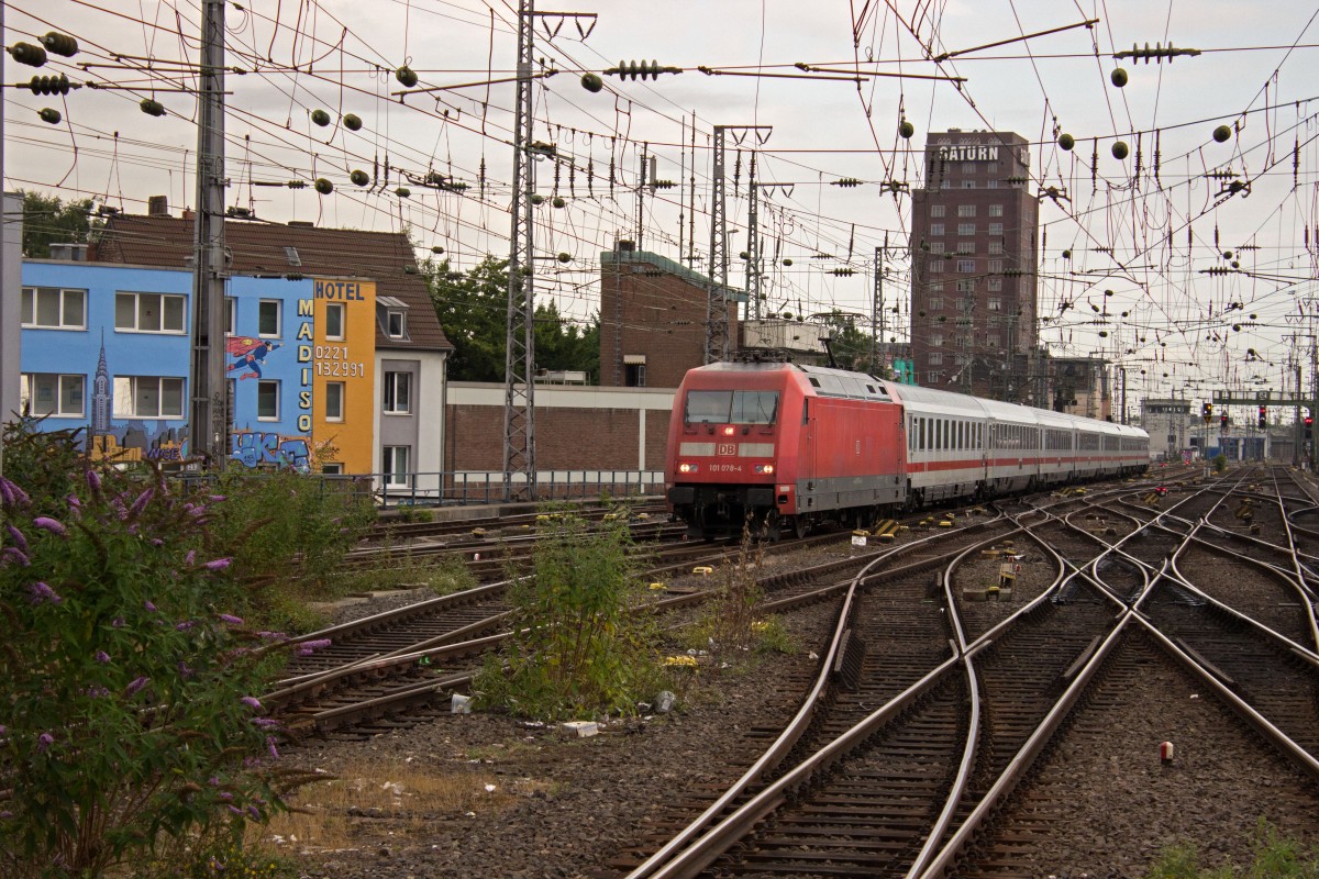 101 078 stellt einen IC nach Dresden bereit. 30.07.2015, Köln Hbf.