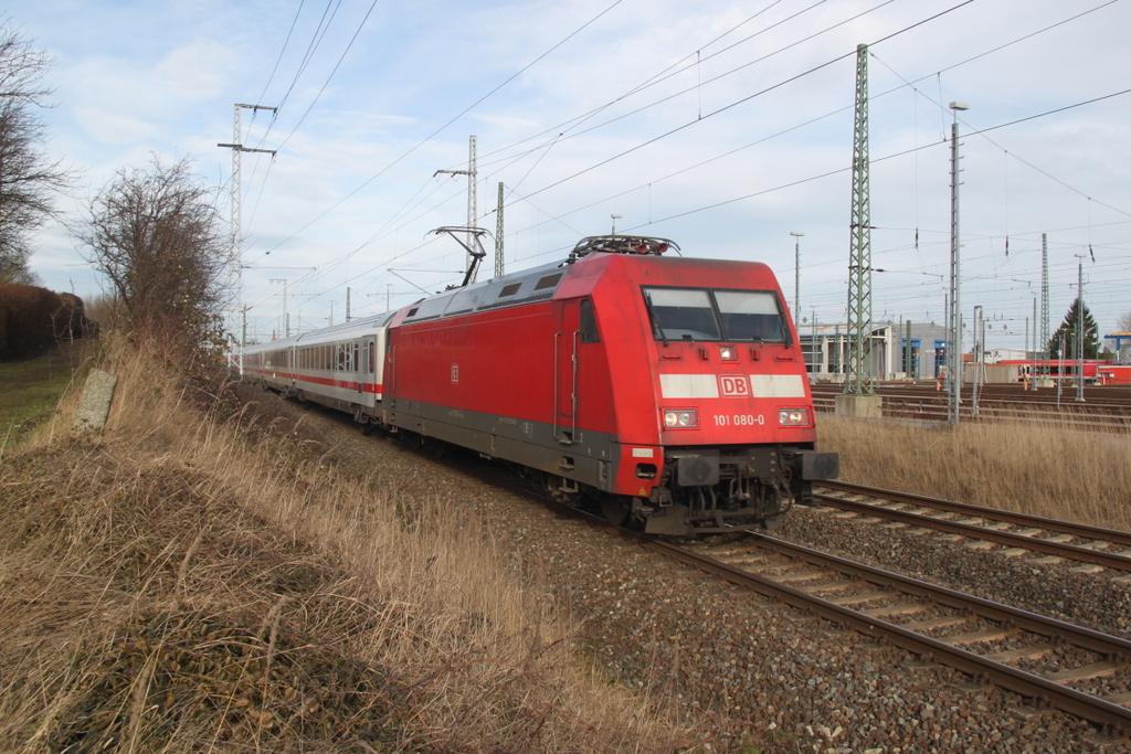 101 080-0 mit IC 2417(Rostock-K�ln)bei der Ausfahrt im Rostocker Hbf.07.02.2016