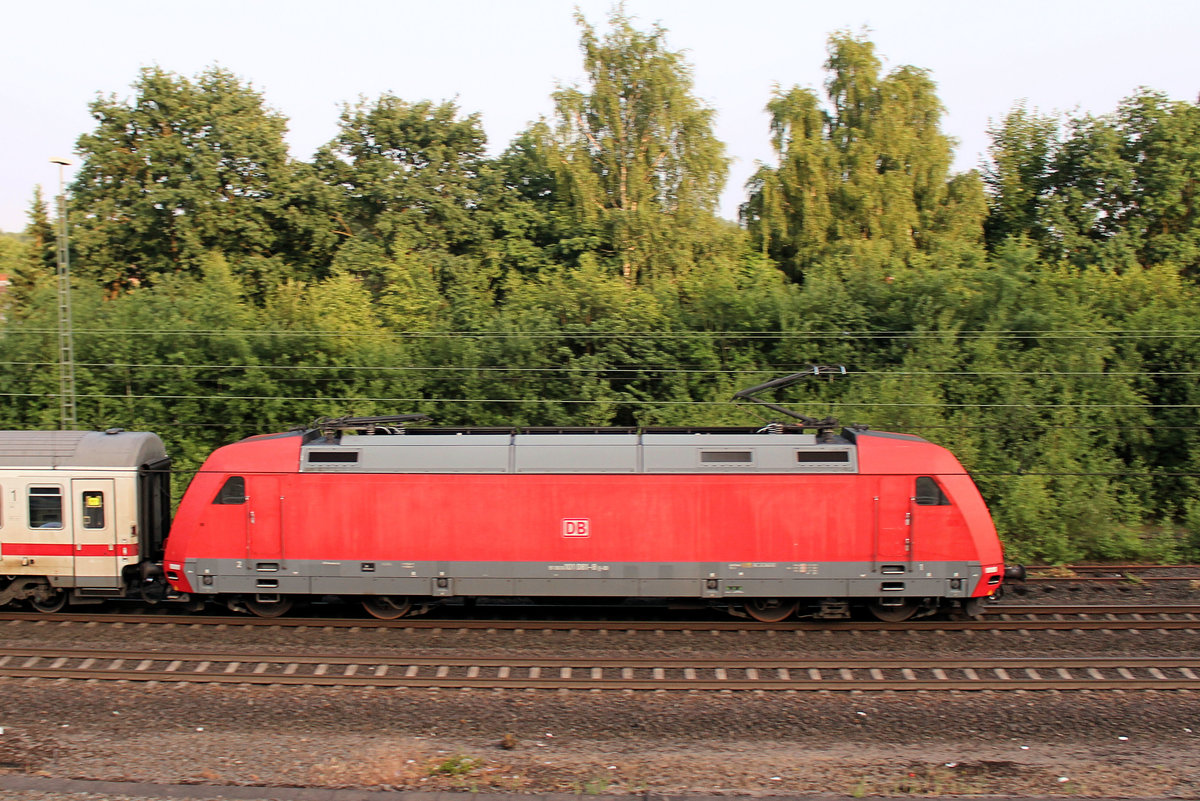 101 081-8 schiebt ihren IC nach Hamburg. Tostedt, den 03.06.2018.