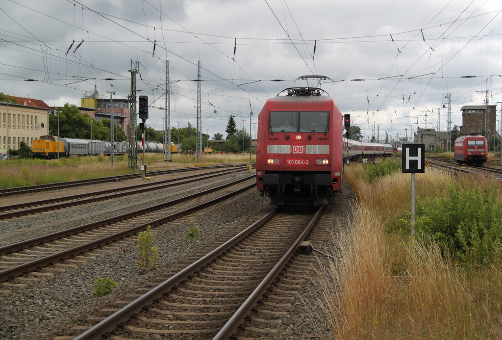 101 084-2 mit CNL 470  Sirius von Z�rich nach Ostseebad Binz bei der Einfahrt im Rostocker Hbf.26.06.2016