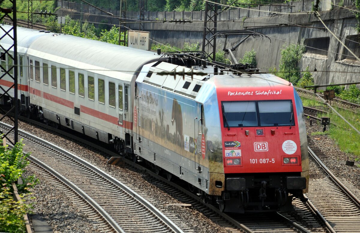 101 087-5 mit Werbung für Südafrika und IC in Ulm am 23.05.2012.