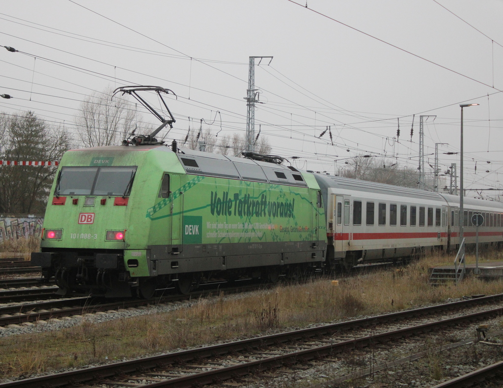 101 088 (DEVK) mit IC 2263 von Ostseebad Binz nach Hamburg bei der Einfahrt im Rostocker Hbf.22.12.2025