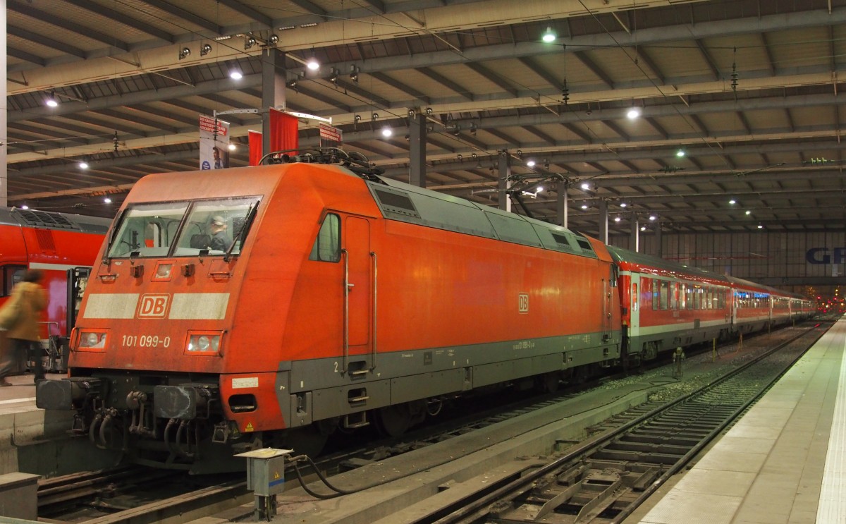 101 099-0 mit Regionalzug in München im abendlichen Bahnhof am 09.11.2014.