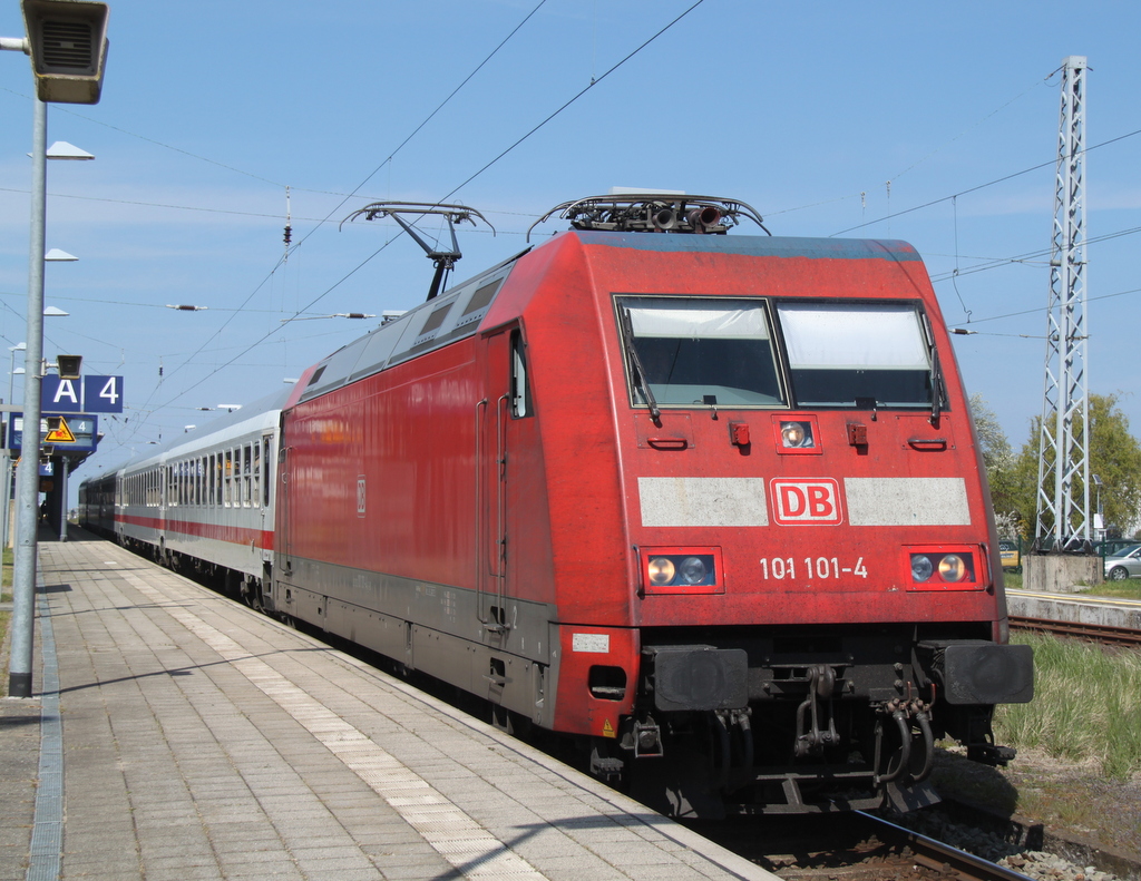101 101-4 mit IC 2239(Warnem�nde-Leipzig)bei der Ausfahrt am 03.05.2015 in Warnem�nde.
