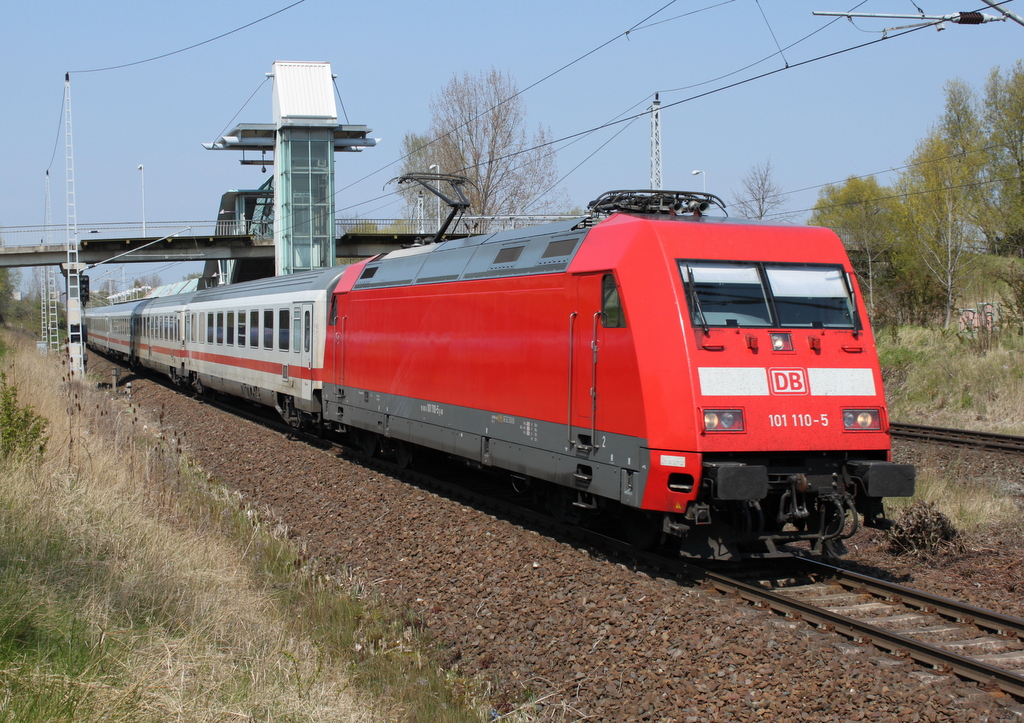 101 110-5 mit IC 2185(Warnem�nde-Leipzig)bei der Durchfahrt im Haltepunkt Rostock-Marienehe.01.05.2016