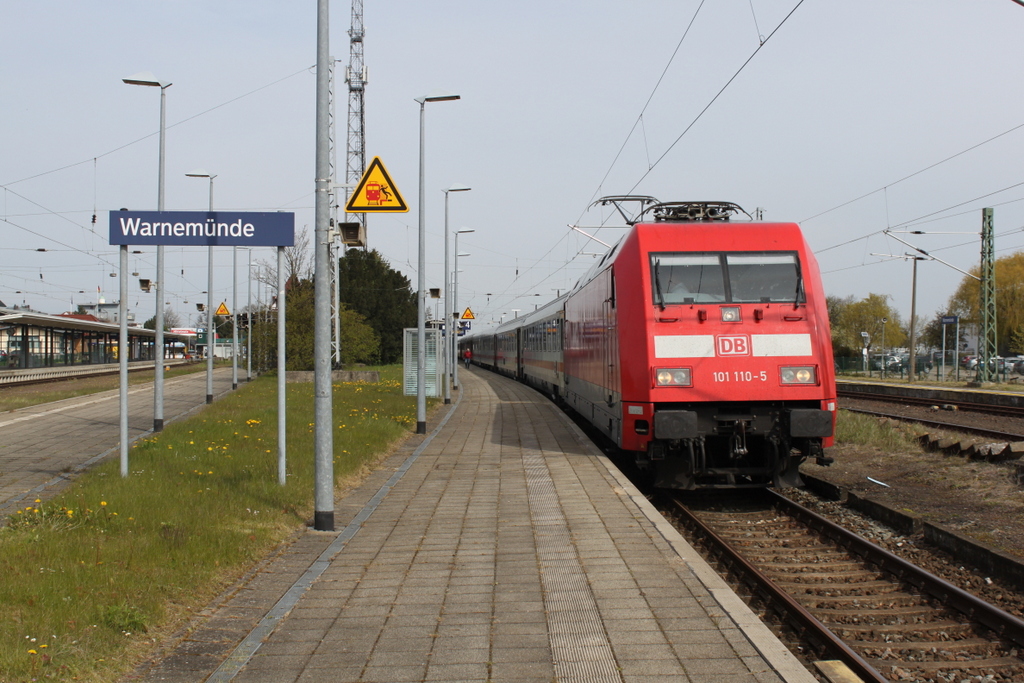 101 110-5 mit IC 2387(Warnem�nde-Leipzig)kurz vor der Ausfahrt im Bahnhof Warnem�nde.30.04.2016