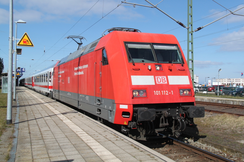 101 112-1 mit IC 2409(Warnemnde-Dsseldorf)kurz vor der Ausfahrt im Bahnhof Warnemnde.06.04.2015