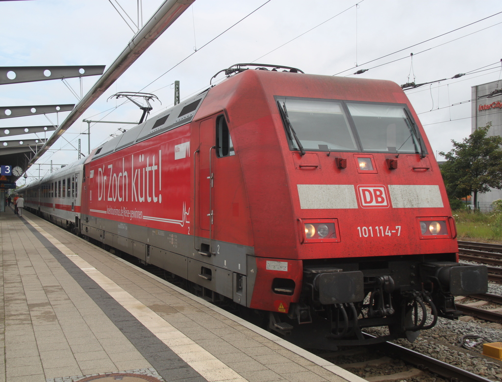 101 114-7 D'r Zoch k�tt  mit IC 2373(Stralsund-Karlsruhe)bei der Ausfahrt im Rostocker Hbf.18.07.2015
