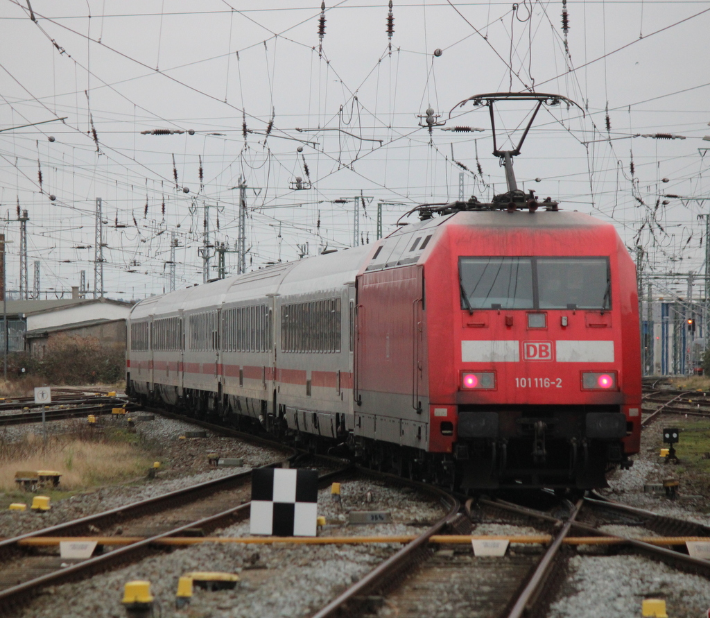 101 116-2 mit IC2212(Koblenz-Binz)bei der Ausfahrt im Rostocker Hbf.07.02.2020