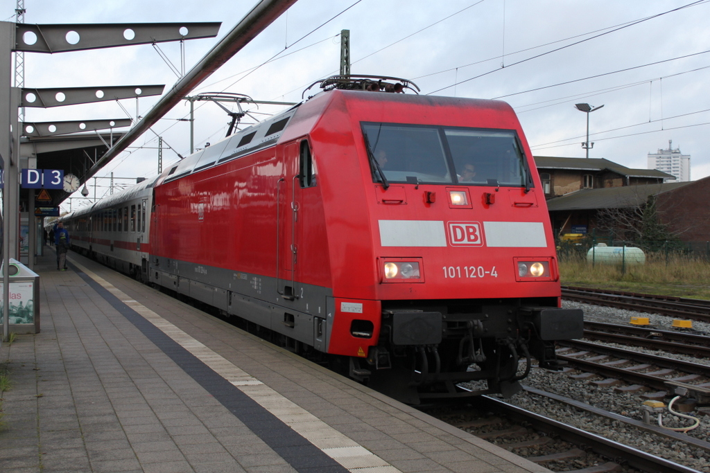 101 120-4 mit IC 2373(Stralsund-Karlsruhe)f�hrt in der Zeit vom 28.11-07.12.2015 20 Minuten fr�her ab Rostock Hbf via Laage-G�strow.Grund  zwischen Dalwitzhof, P�lchow und Schwaan werden einige 
Durchl�sse erneuert sowie mehrere Kilometer Schienen ausgetauscht.29.11.2015