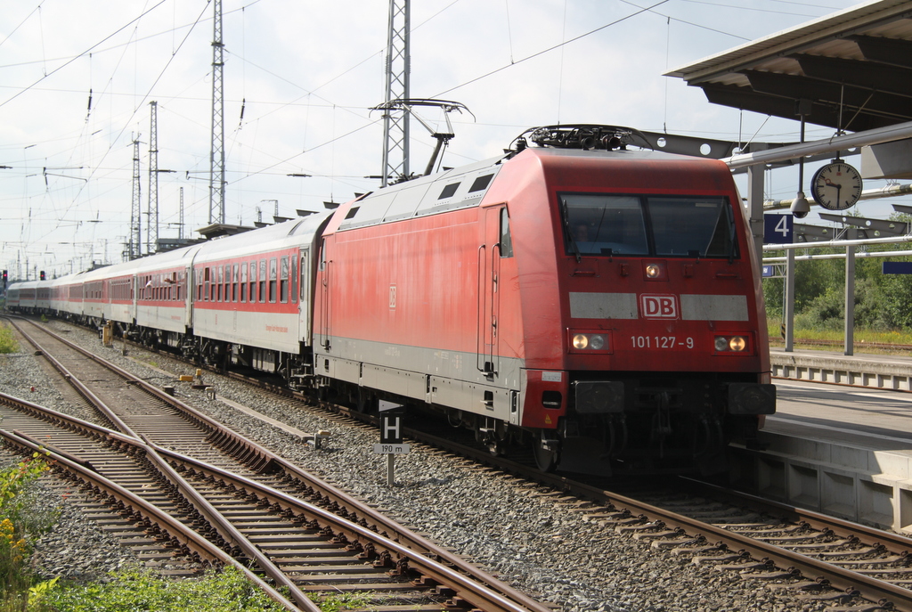 101 127-9  mit CNL-Nachtzug 470 Sirius von Z�rich nach Ostseebad Binz bei der Einfahrt im Rostocker Hbf um 09:32 Uhr.18.06.2016