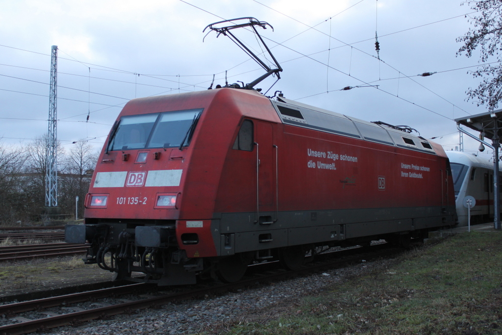 101 135-2 mit IC 2301(Warnem�nde-M�nchen)stand am 15.01.2017 in Warnem�nde.