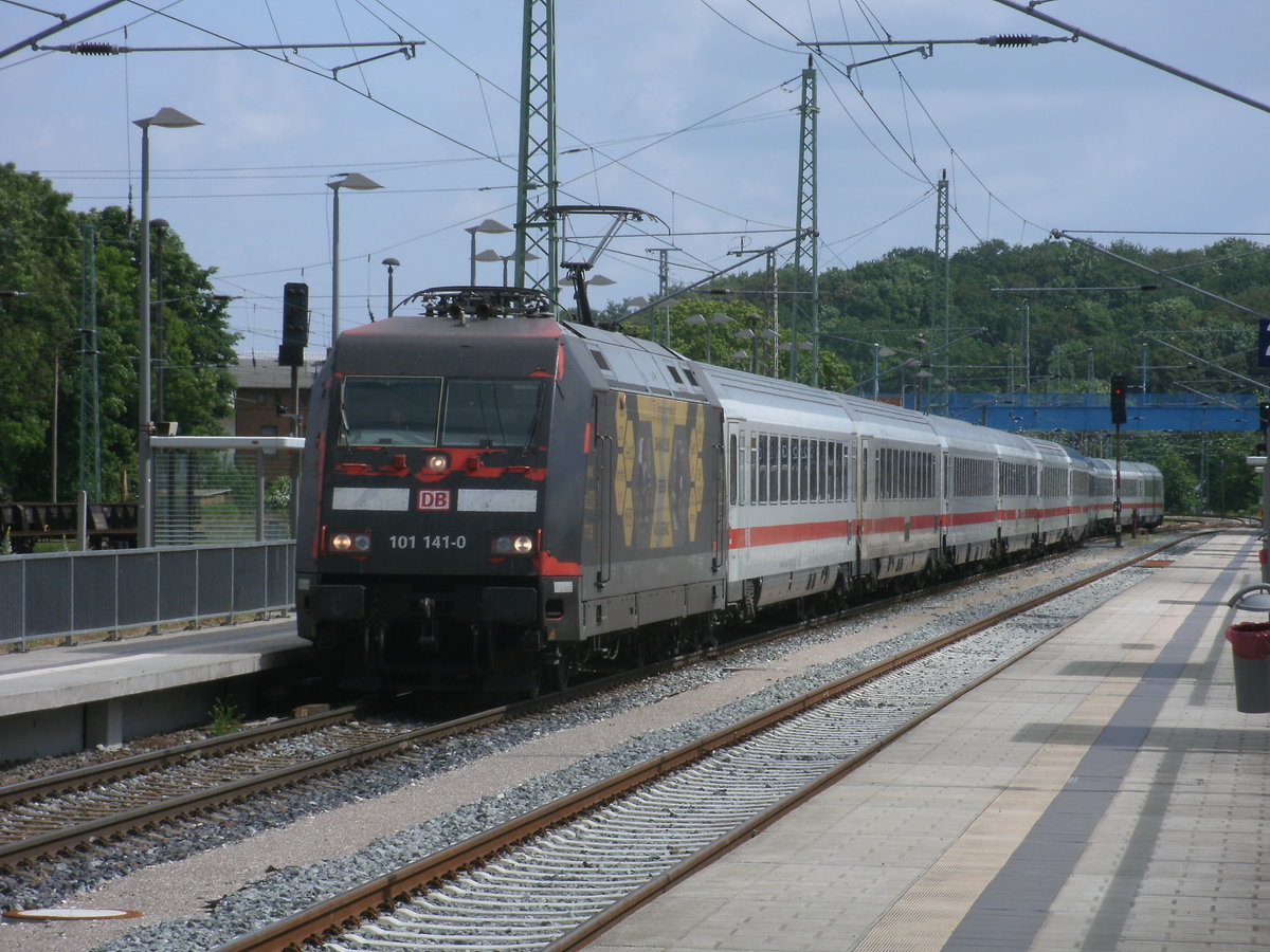 101 141 ist lange in dieser Lackierung unterwegs gewesen.Hier bei der Einfahrt in Bergen/Rgen.