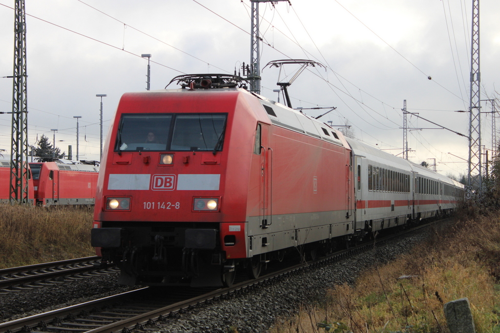 101 142-8 mit IC 2212(Koblenz-Binz)bei der Einfahrt im Rostocker Hbf.08.01.2021