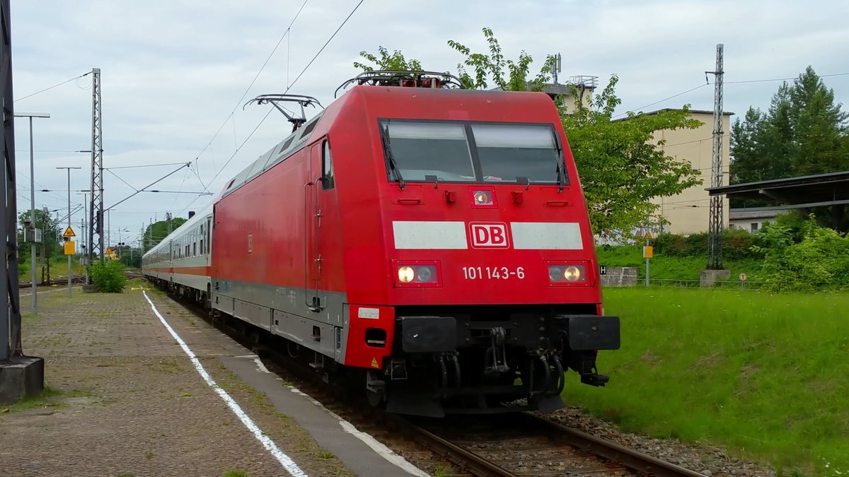 101 143-6 mit IC 2238(Leipzig-Warnem�nde)bei der Einfahrt in Bad Kleinen am 16.07.2016