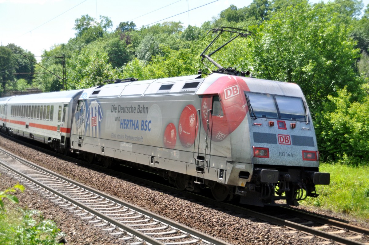 101 144-4 mit Hertha BSC Werbung schiebt den IC in Richtung Ulm am 06.06.2013.