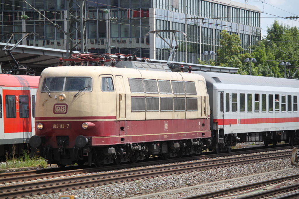 103 113-7 mit IC 1284 von Schwarzach-St.Veit nach Flensburg bei der Durchfahrt am 24.07.2016 in M�nchen-Heimeranplatz.