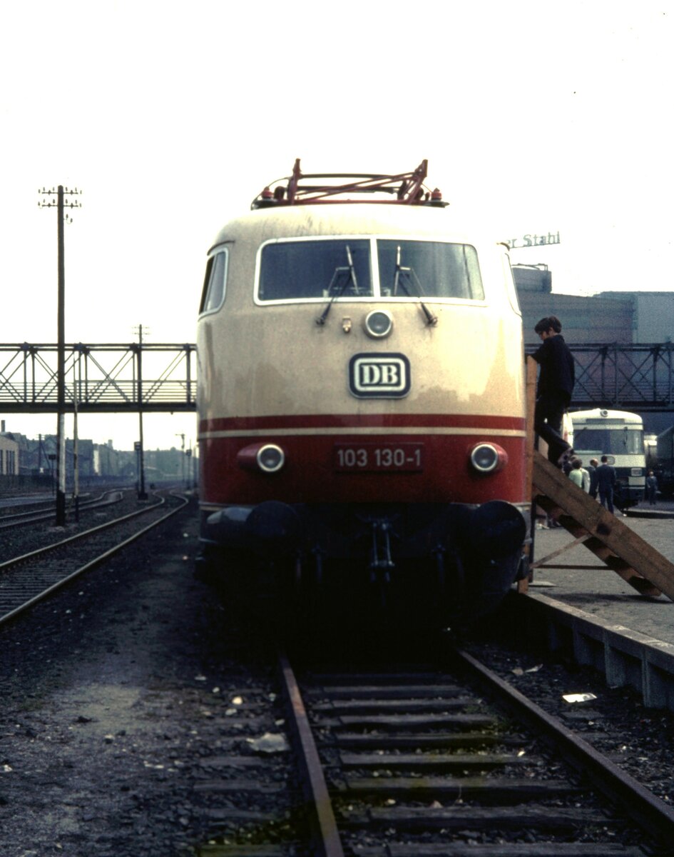 103 130-1 und 420 004-4 in Peine im Juli 1971. Ausstellung in einer noch nicht elektrifizierten Gegend.