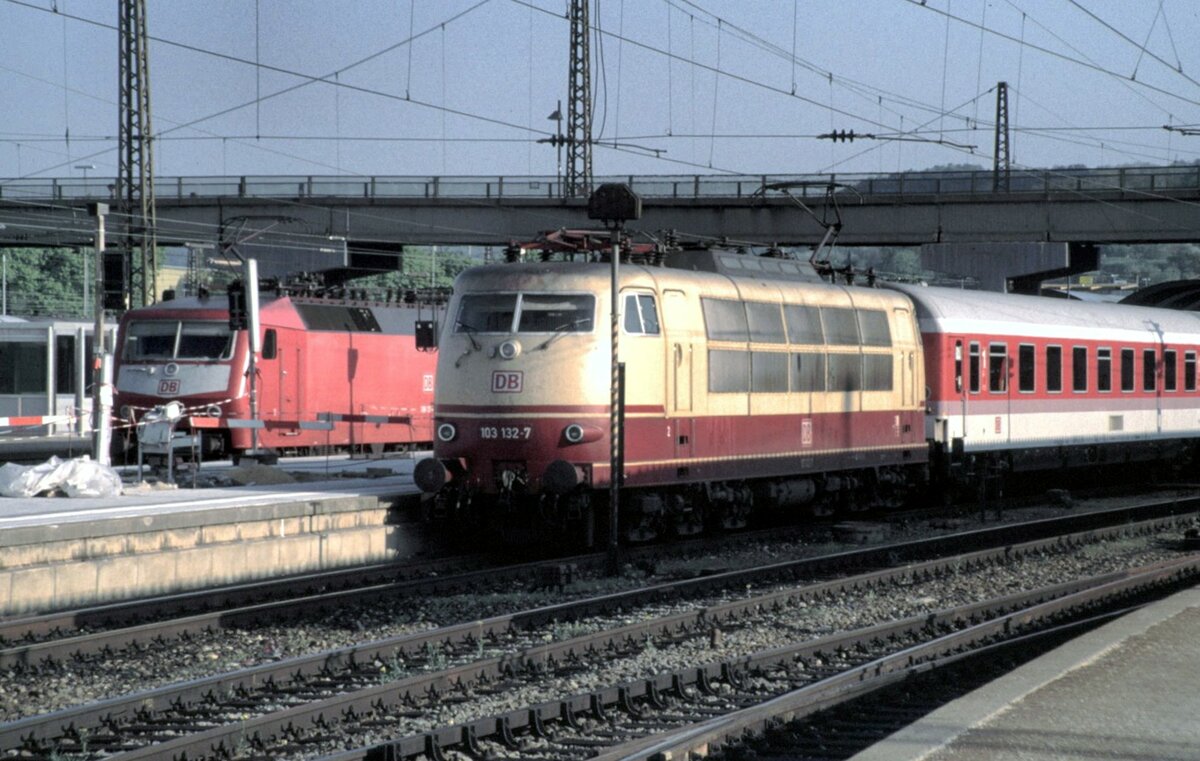 103 132-7 mit IC in Ulm am 02.05.1999. Im Hintergrund eine 120.1.
