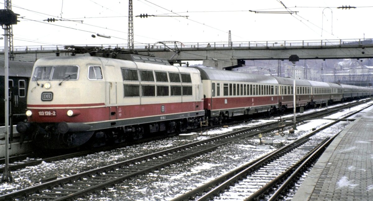 103 139-2 mit IC in Ulm am Bahnsteig 2 am 15.10.1980.
