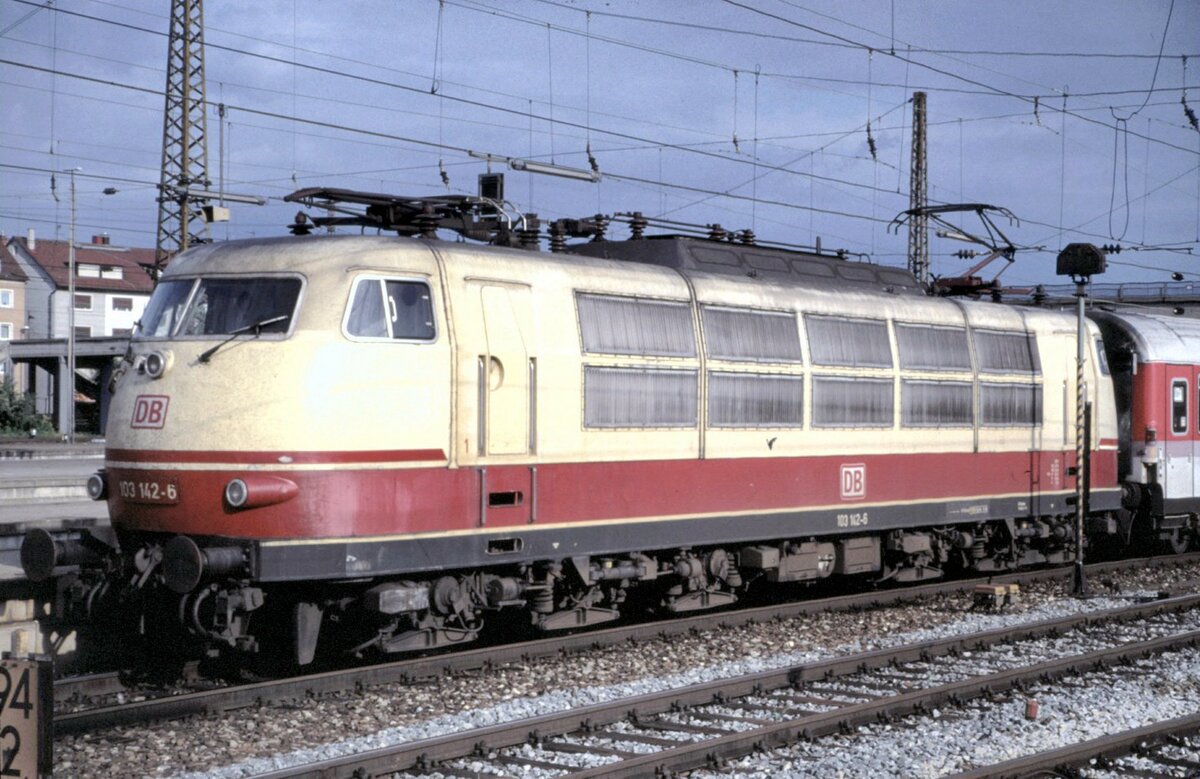 103 142-6 mit grauer Schürze und IC in Ulm am 25.08.1996.