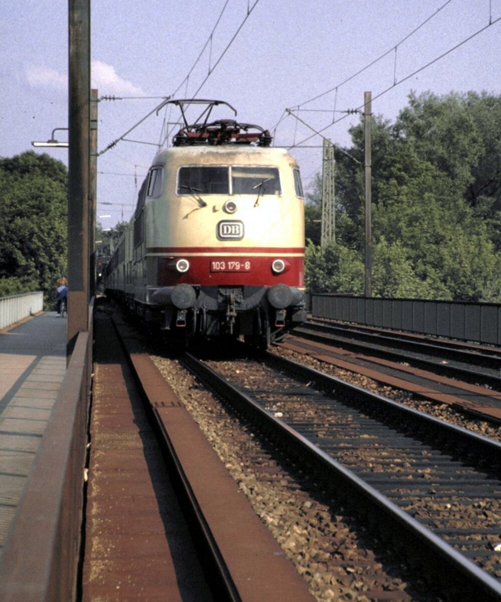 103 179-8 auf der Donaubrücke in Neu-Ulm/Ulm am 11.06.1983. Heute ist die Sicht mit Schallschutzwänden versperrt.