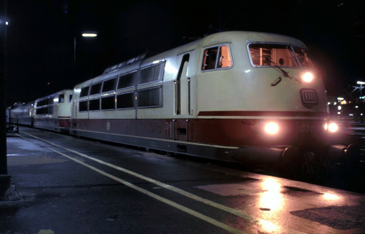 103 213-5 mit einer defekten 103 im Schlepp und IC in Stuttgart am 17.10.1982. (In Ulm war dann noch eine Lampe mit Defekt ausgefallen).
