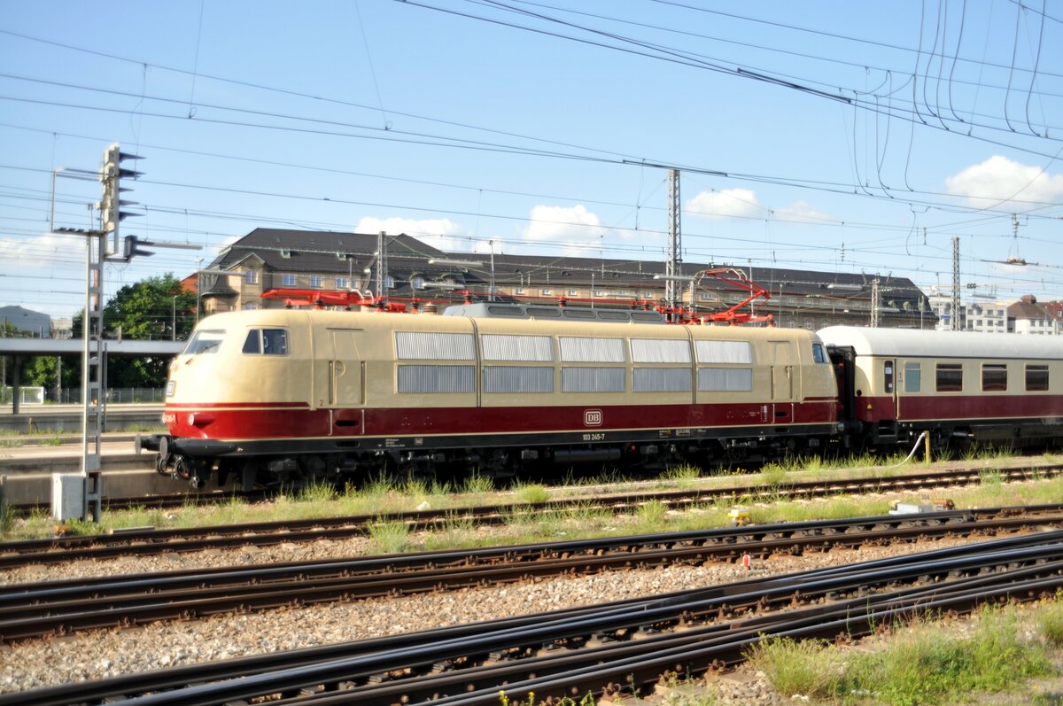 103 245-7 bei der Ausfahrt aus München Hbf am 04.06.2022.