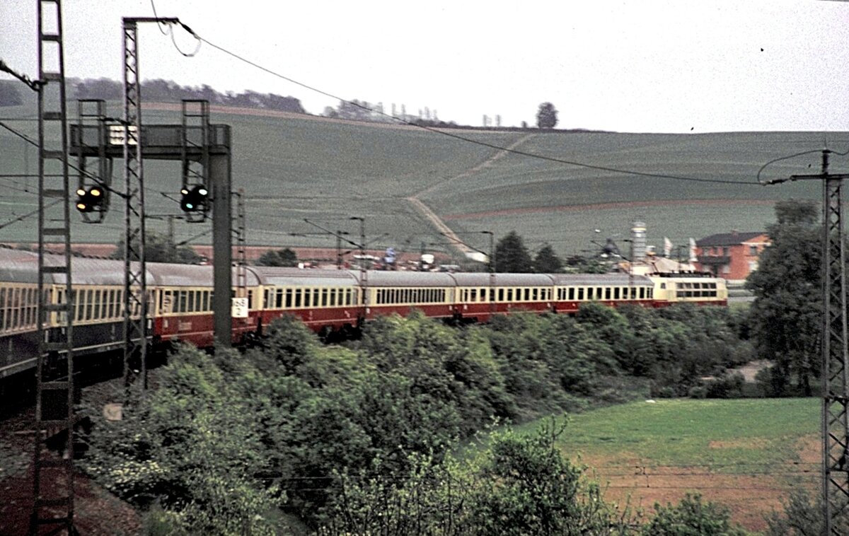 103 mit IC Ticiano in Bebra aus Zug in einer Kurve aufgenommen am 15.05.1981.