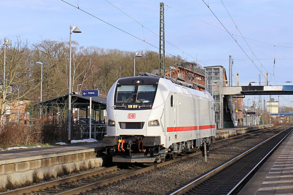 105 007-9 ist auf Testfahrt und rauscht mit hoher Geschwindigkeit am 16.01.2026 durch den Tostedter Bahnhof.