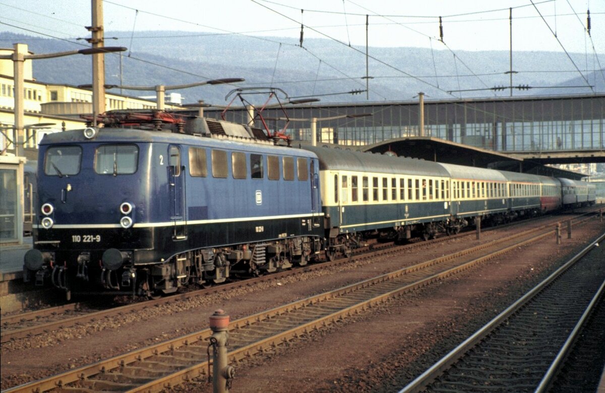 110 221-9 mit D-Zug in Heidelberg am 28.10.1983.