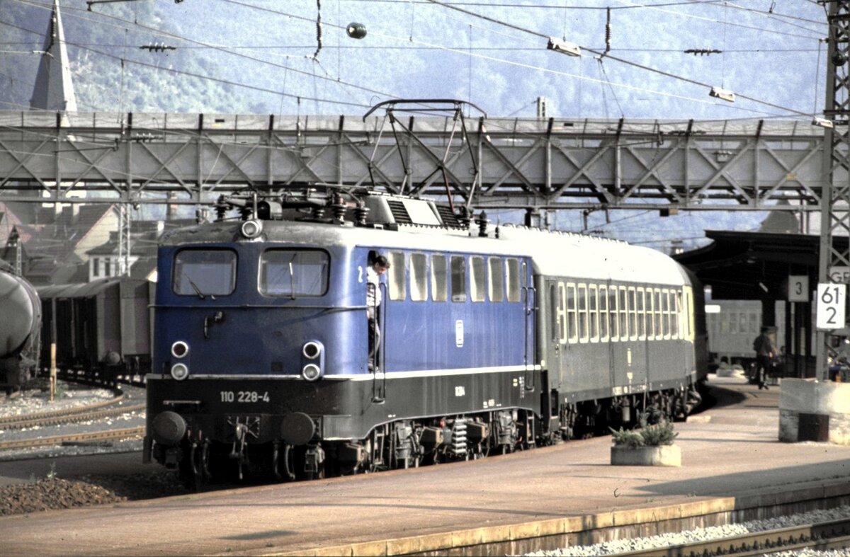 110 228-4 mit D-Zug in Geislingen Steige am 24.06.1983.