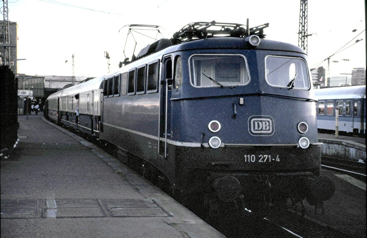 110 271-4 in Stuttgart im August 1991. Es ist die zweite Kasten E 10, die nach einem Unfall einen neuen Bügelfaltenaufbau erhielt.