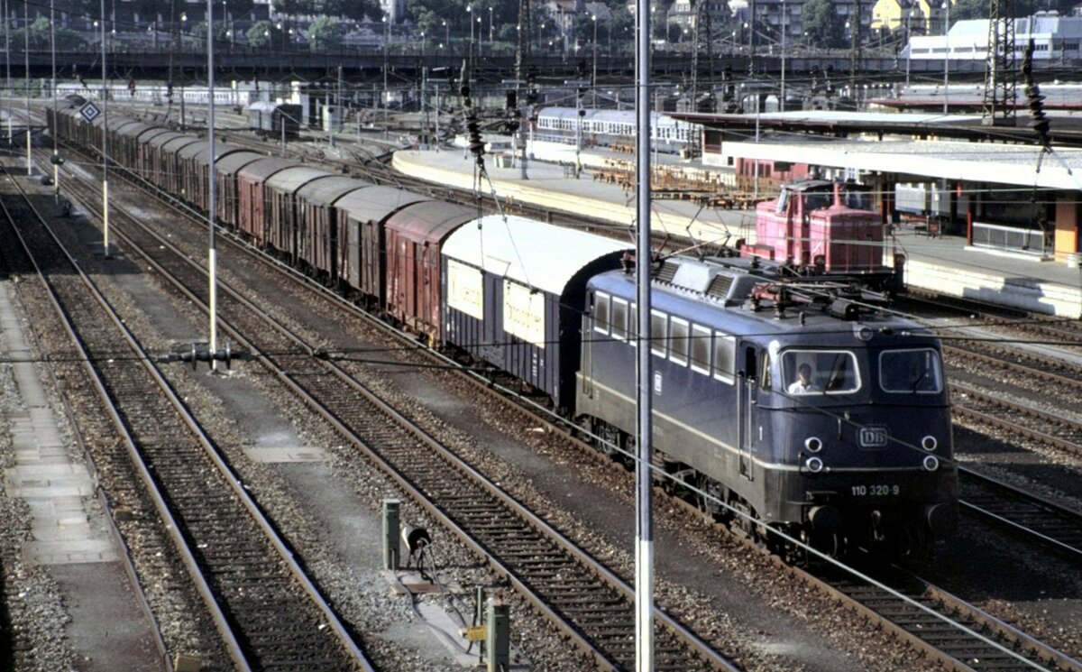 110 320-9 mit gedeckten G�terzug, der erste Wagen ist vom Bildr�hrenwerk Video-Color, die in diesem Jahr onkurs gngen, in Ulm am 05.06.1981.
