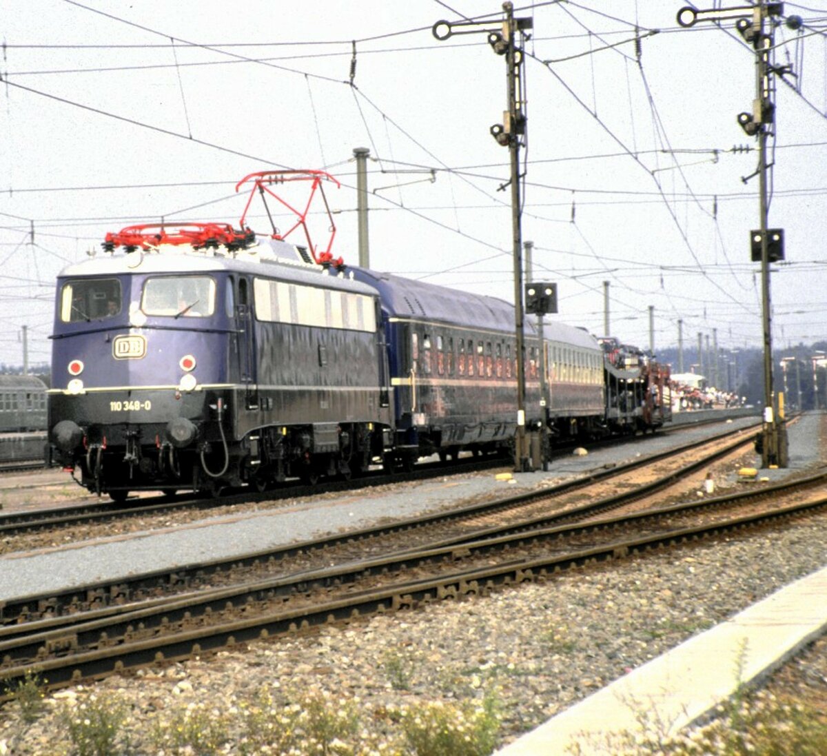 110 348-0 mit Autoreisezug bei der Jubiläumsparade 150 Jahre Deutche Eisenbahn in Nürnberg am 14.09.1985.
