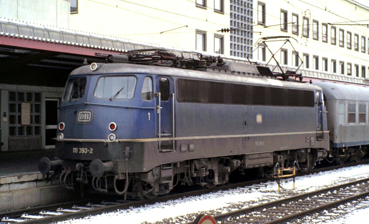 110 390-2 mit Nahverkehrszug in Ulm am 15.10.1980.