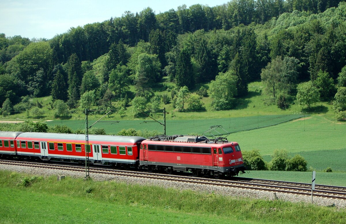 110 446-2 mit Regionalzug bei Urspring am 25.05.2007.