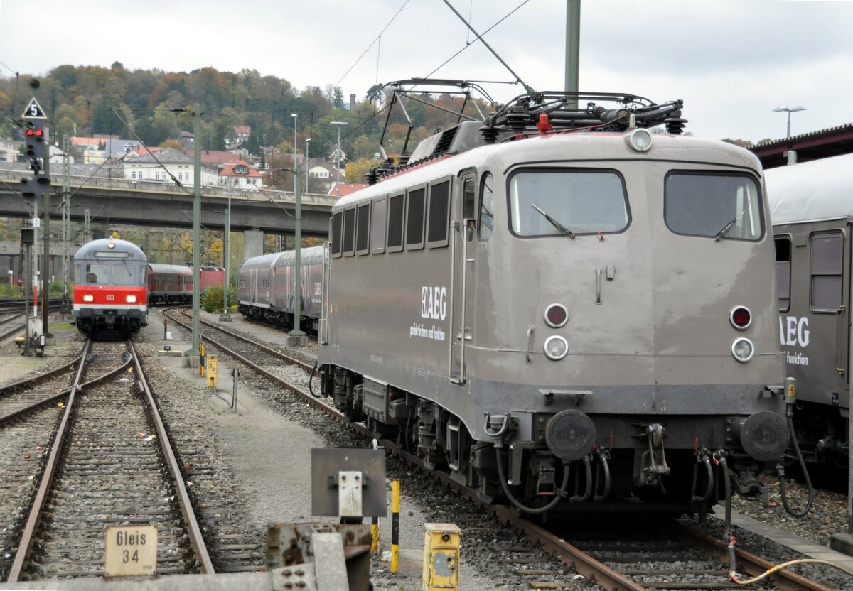 110 457-9 AEG Lok für den Ausstellungszug; links wartet ein Nahverkehrszug mit 143 und Steuerwagen Bauart Karlsruhe auf die Einfahrt in den Bahnhof am 15.10.2016.