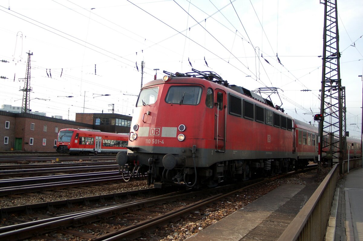 110 501-4 mit Nahverkehrszug in Ulm am 18.03.2008.