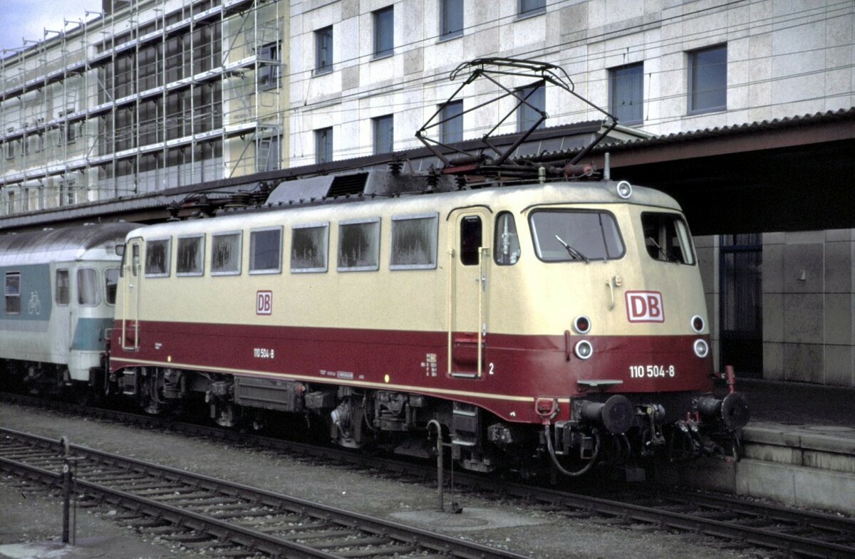 110 504-8 mit TEE Lackierung vor Nahverkehrszug in Ulm am 25.01.1999.