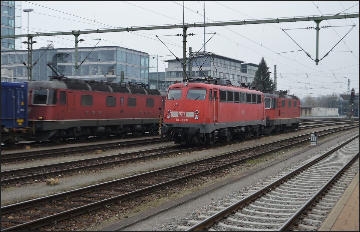 110er-Glück in Singen.

Die Bügelfalte 115 459-0 parkt auf den Gütergleisen des Bahnhofs Singen, direkt neben der Re 4/4 11228. Februar 2014.