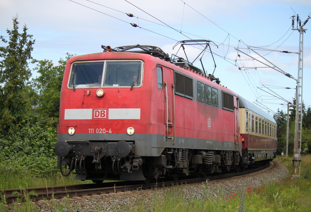 111 020-4(DB Regio NRW GmbH)mit AKE-Sonderzug 99 von Ostseebad Binz nach Koblenz Hbf bei der Durchfahrt in der G�terumgehung H�he Rostock Hbf.28.06.2015

