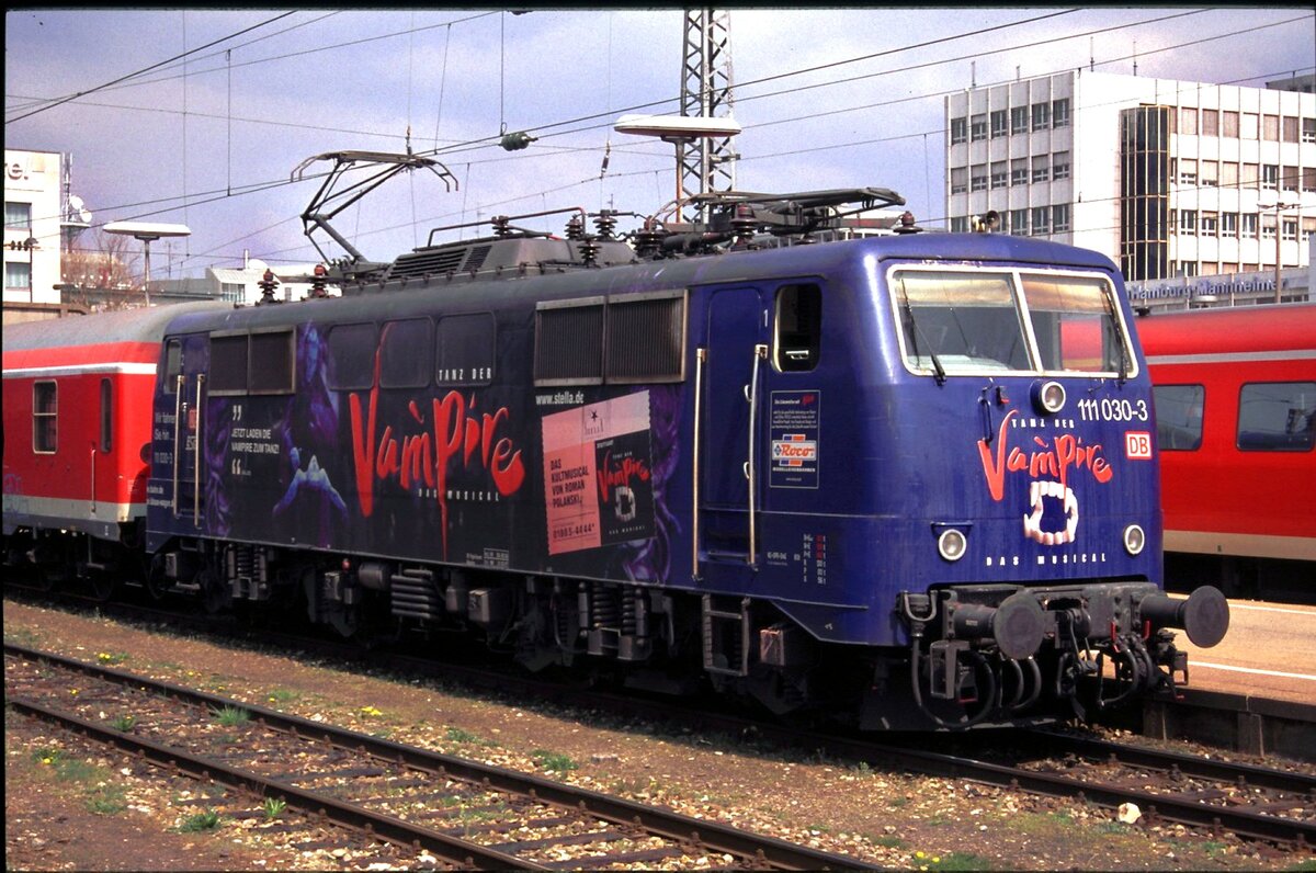 111 030-3 mit Werbung für das Musical  Tanz der Vampire  in Ulm im Juli 2004.